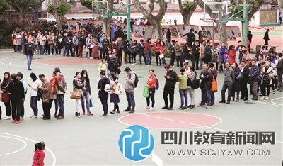 南京民辦校招160人來3000多人，家長排一夜