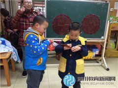 第五幼兒園“開學第一天” 老師給孩子發(fā)