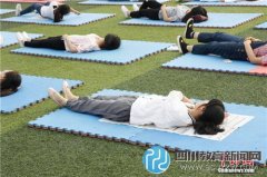 女大學(xué)生睡操場 呼吁關(guān)注睡眠質(zhì)量